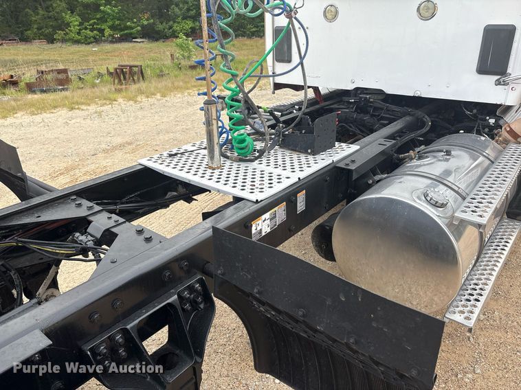 image for item EF3098 2020 Kenworth T880 semi truck