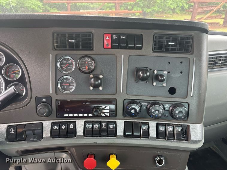 image for item EF3098 2020 Kenworth T880 semi truck