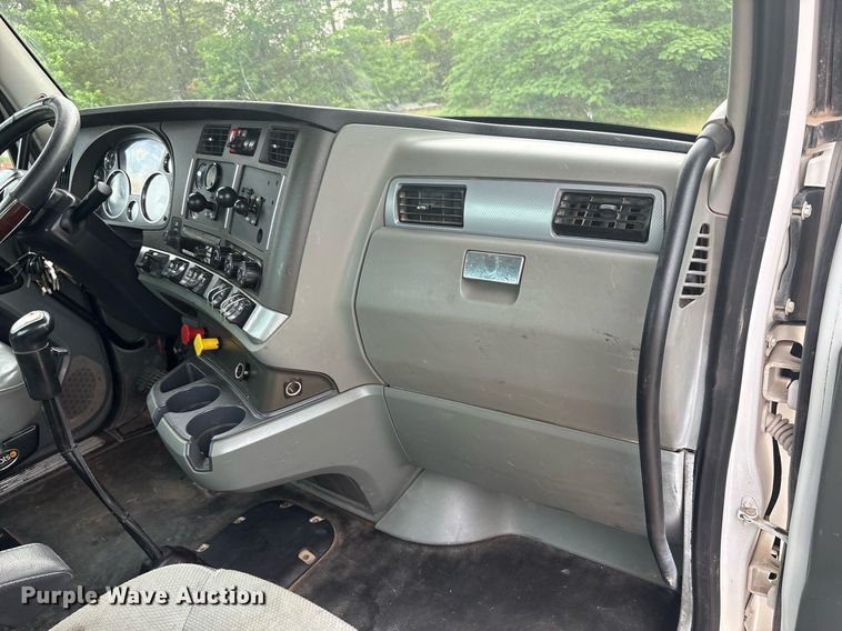 image for item EF3098 2020 Kenworth T880 semi truck