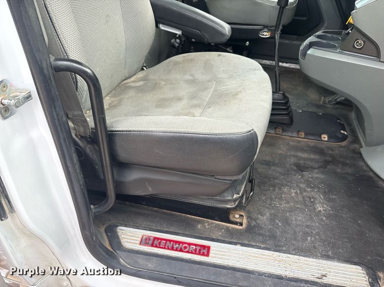 image for item EF3098 2020 Kenworth T880 semi truck