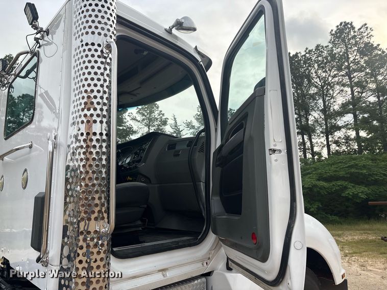 image for item EF3098 2020 Kenworth T880 semi truck