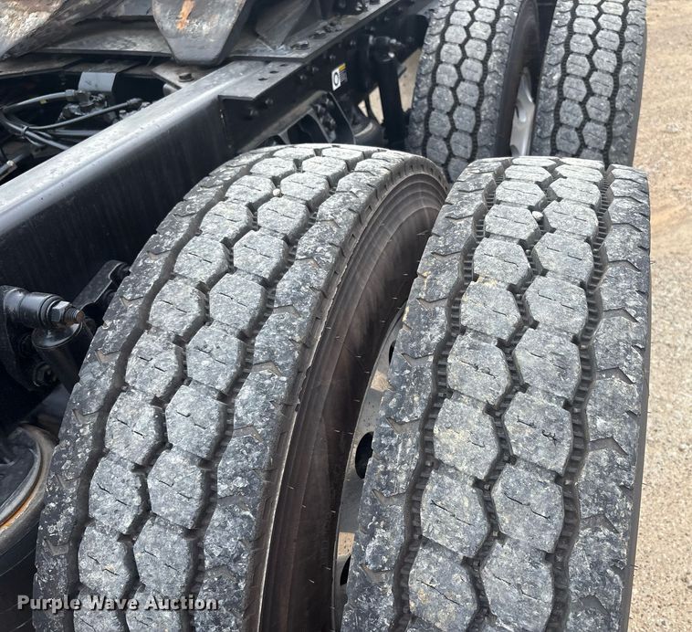 image for item EF3098 2020 Kenworth T880 semi truck