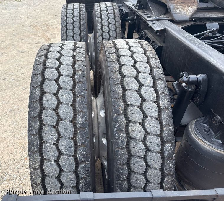 image for item EF3098 2020 Kenworth T880 semi truck