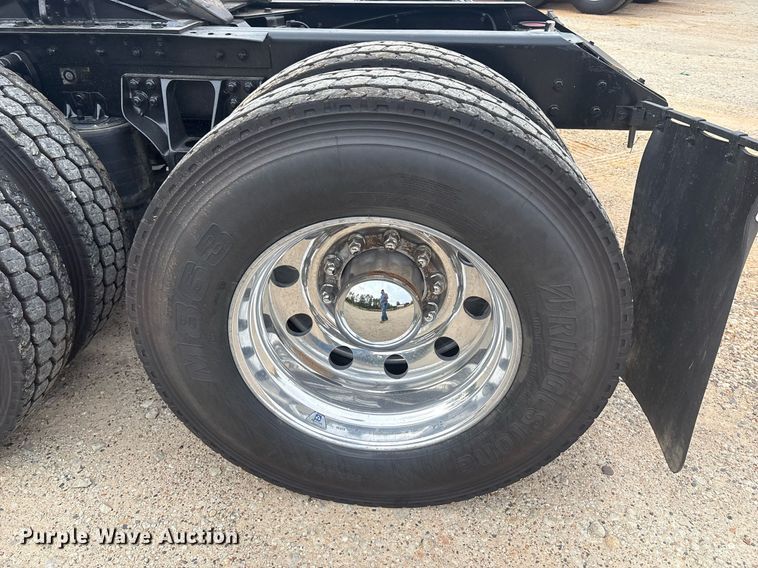 image for item EF3098 2020 Kenworth T880 semi truck