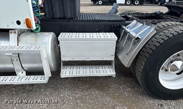 image for item EG5809 2000 Freightliner FLD Conventional  semi truck