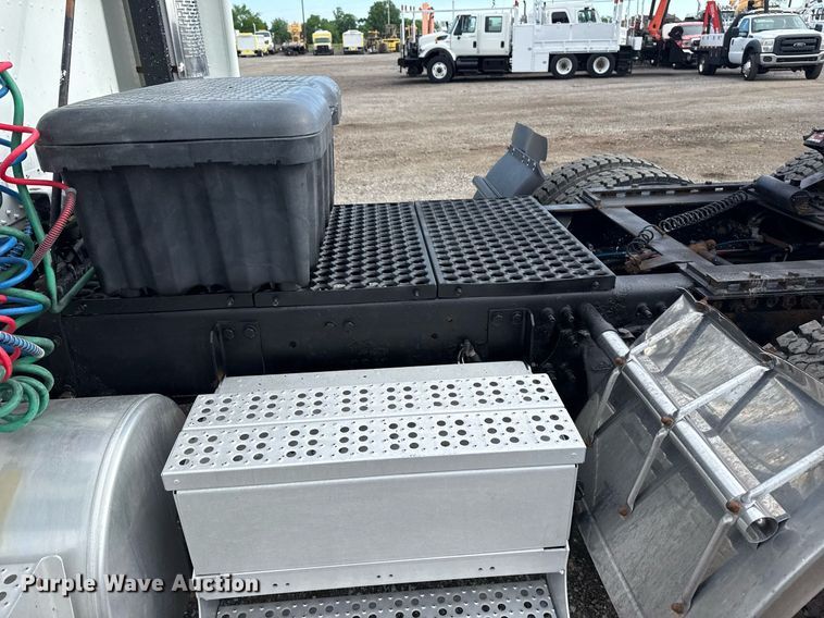 image for item EG5809 2000 Freightliner FLD Conventional  semi truck