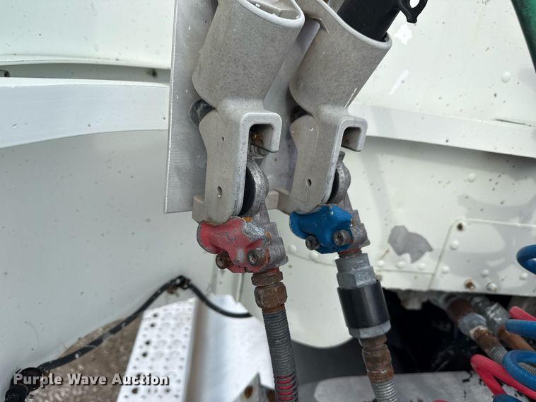 image for item EG5809 2000 Freightliner FLD Conventional  semi truck