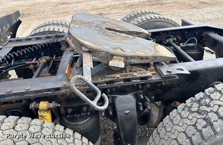 image for item EG5809 2000 Freightliner FLD Conventional  semi truck