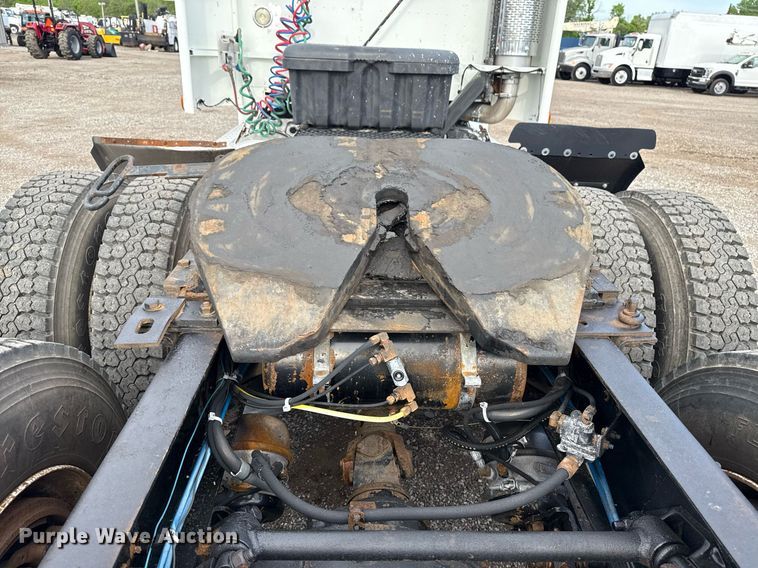 image for item EG5809 2000 Freightliner FLD Conventional  semi truck