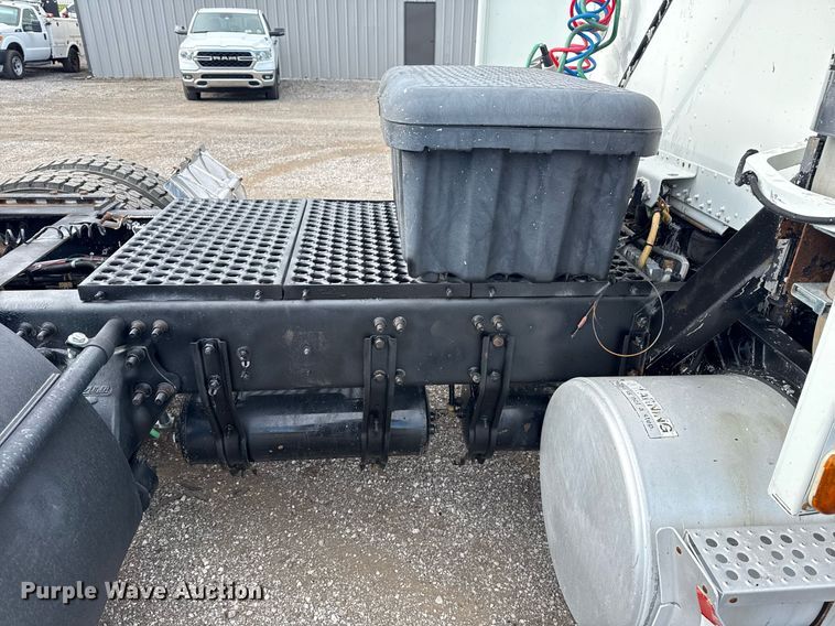 image for item EG5809 2000 Freightliner FLD Conventional  semi truck