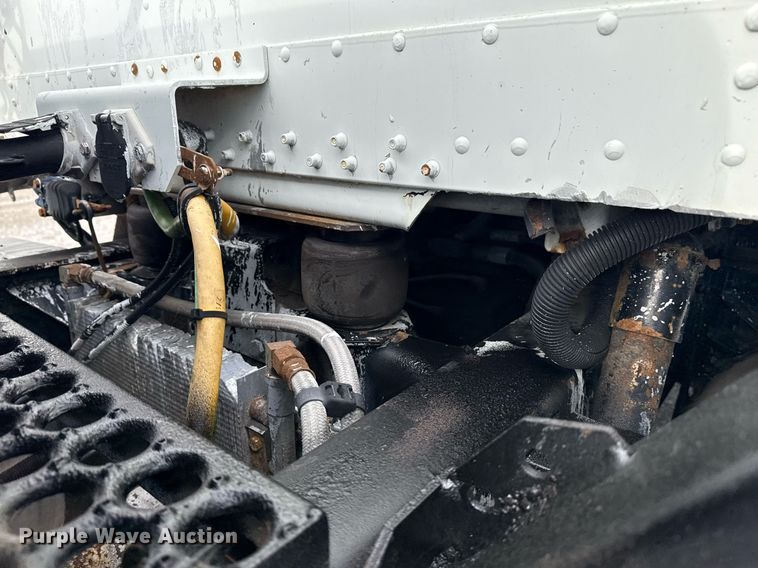 image for item EG5809 2000 Freightliner FLD Conventional  semi truck