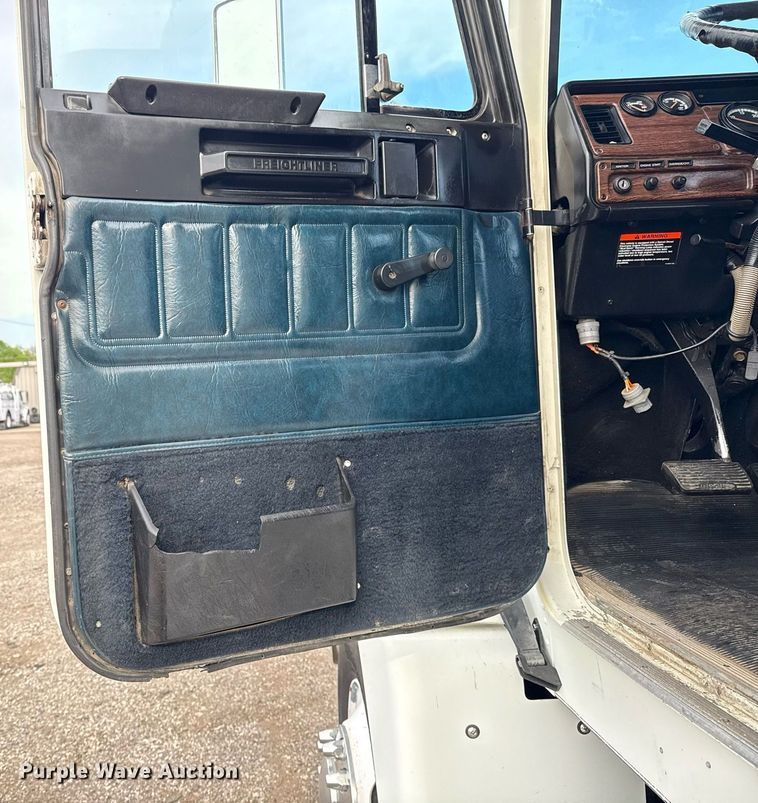 image for item EG5809 2000 Freightliner FLD Conventional  semi truck