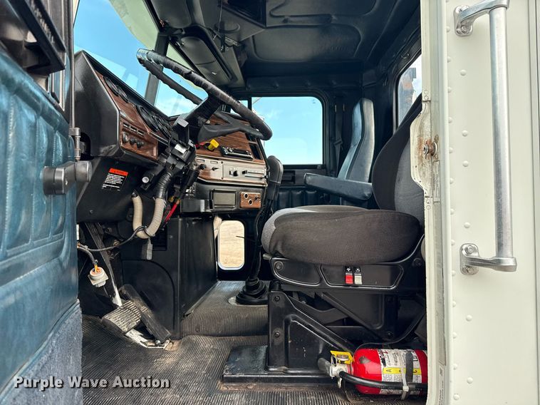 image for item EG5809 2000 Freightliner FLD Conventional  semi truck