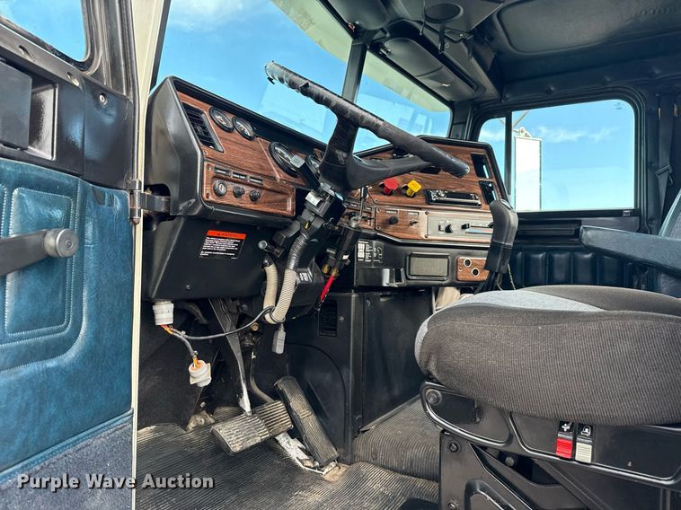 image for item EG5809 2000 Freightliner FLD Conventional  semi truck