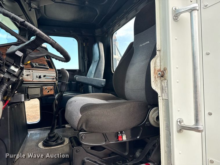 image for item EG5809 2000 Freightliner FLD Conventional  semi truck