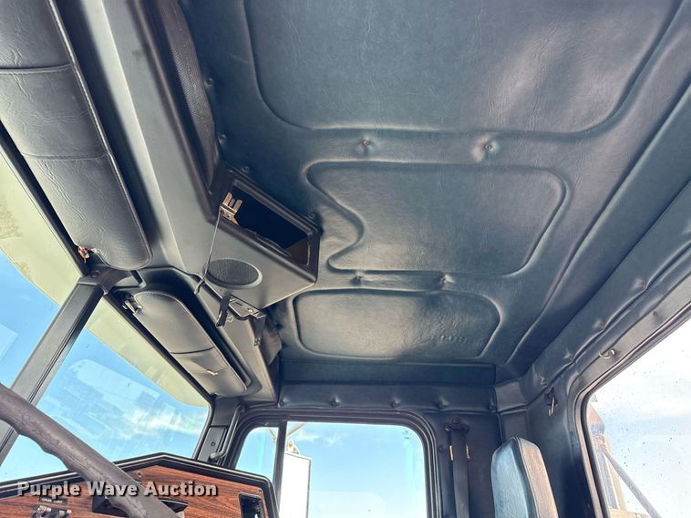 image for item EG5809 2000 Freightliner FLD Conventional  semi truck