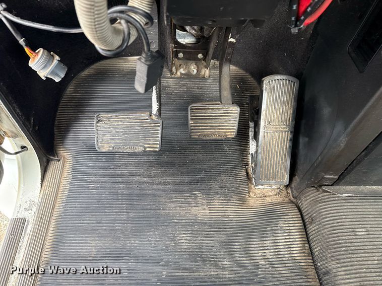 image for item EG5809 2000 Freightliner FLD Conventional  semi truck