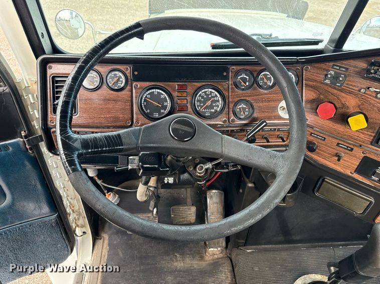 image for item EG5809 2000 Freightliner FLD Conventional  semi truck