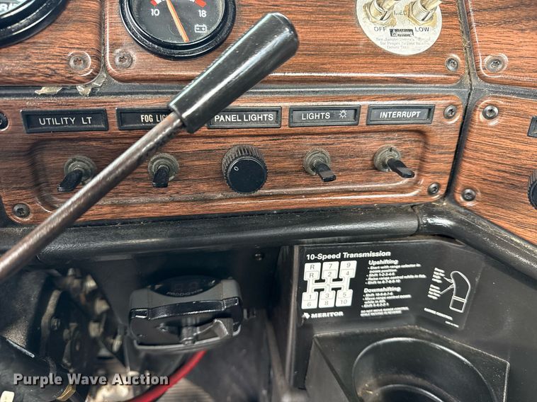 image for item EG5809 2000 Freightliner FLD Conventional  semi truck