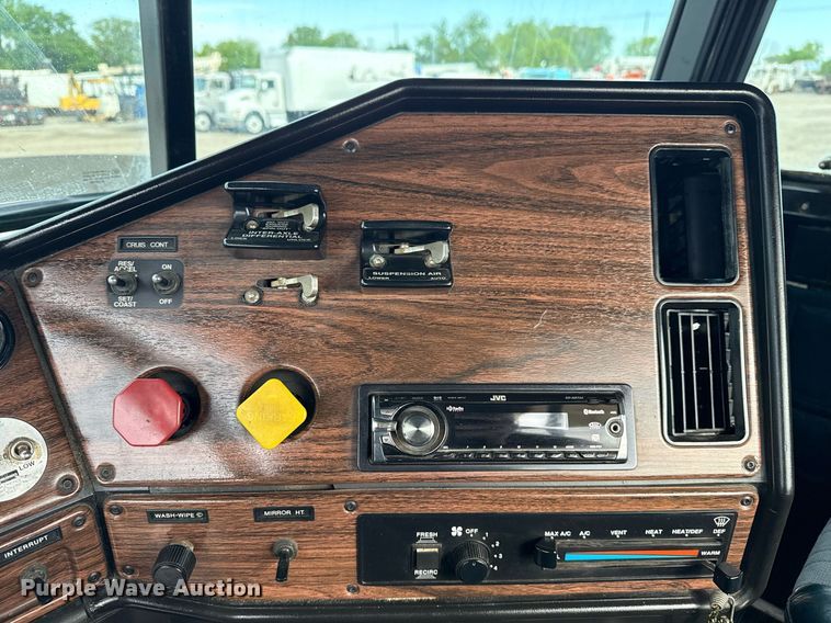 image for item EG5809 2000 Freightliner FLD Conventional  semi truck