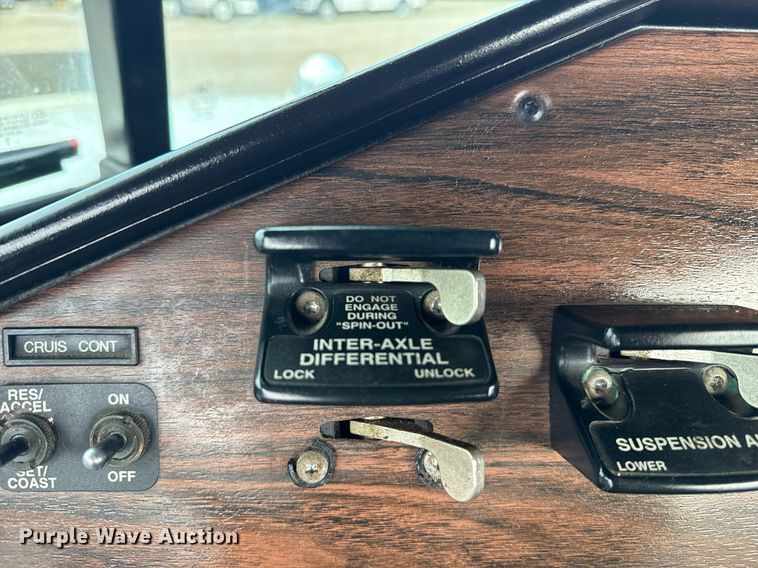 image for item EG5809 2000 Freightliner FLD Conventional  semi truck