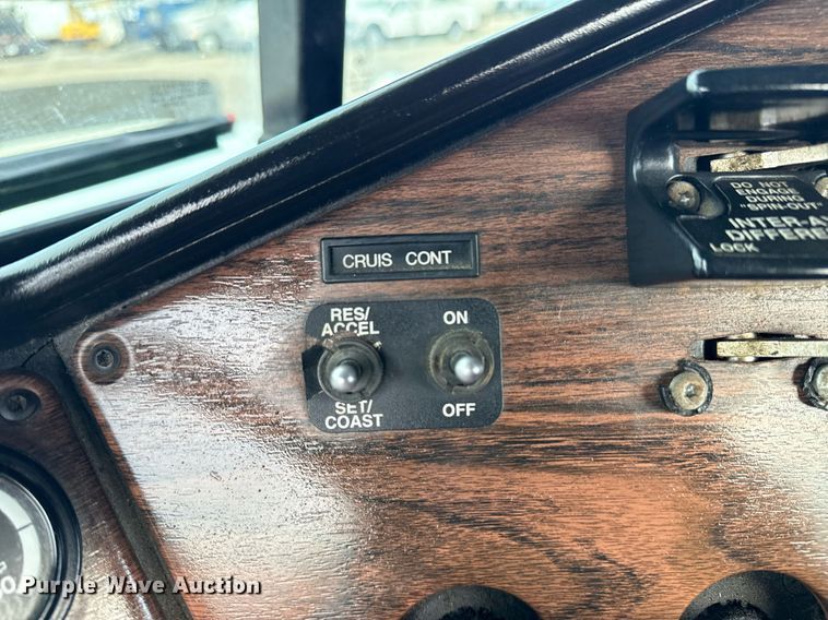 image for item EG5809 2000 Freightliner FLD Conventional  semi truck