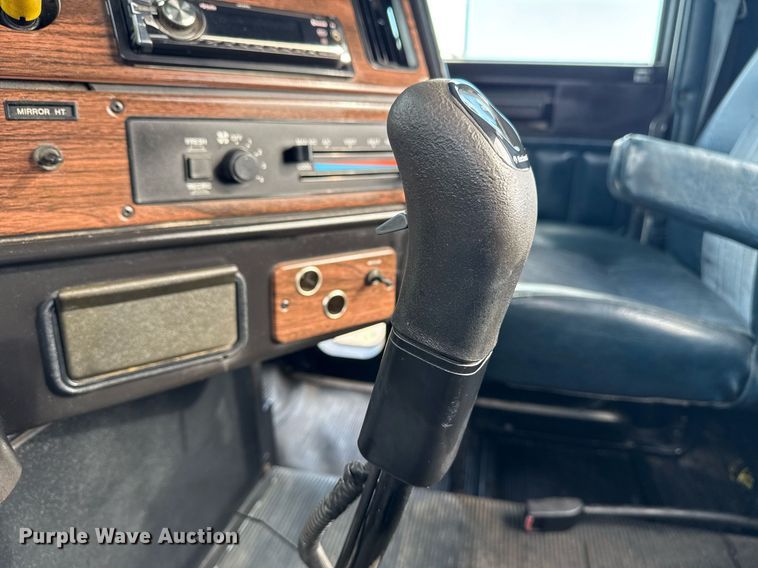 image for item EG5809 2000 Freightliner FLD Conventional  semi truck