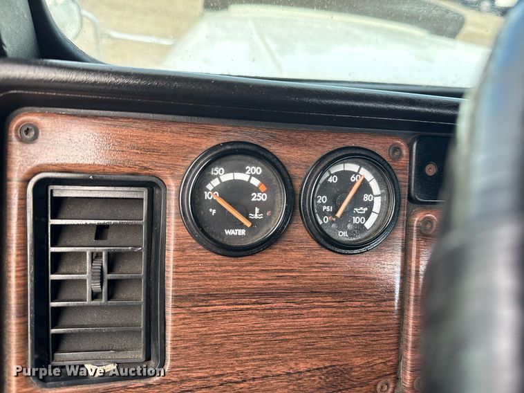 image for item EG5809 2000 Freightliner FLD Conventional  semi truck