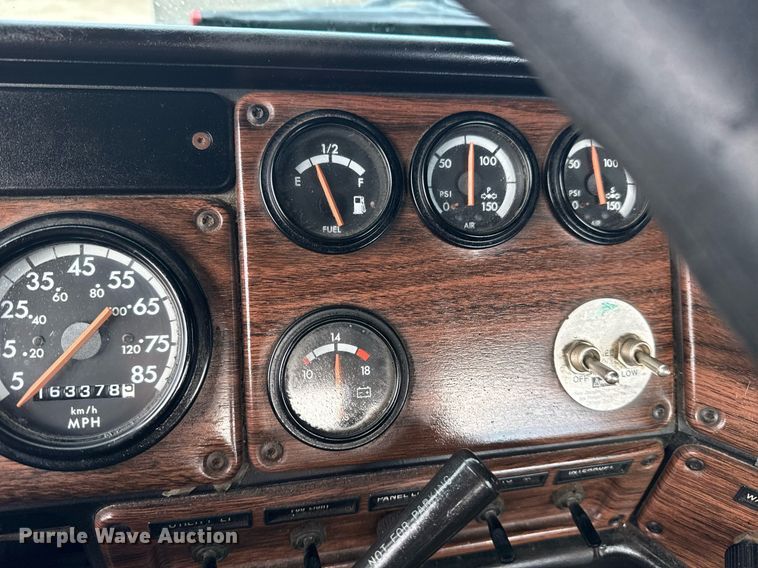 image for item EG5809 2000 Freightliner FLD Conventional  semi truck