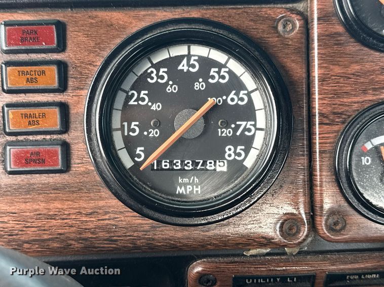 image for item EG5809 2000 Freightliner FLD Conventional  semi truck