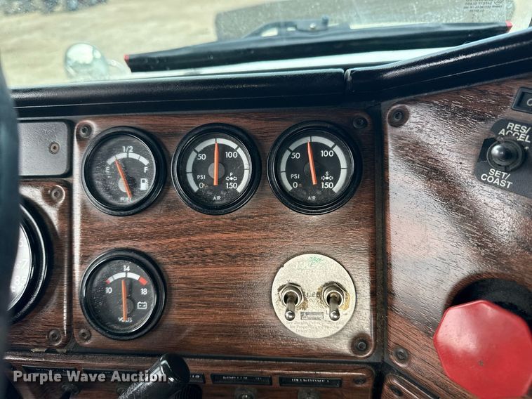 image for item EG5809 2000 Freightliner FLD Conventional  semi truck