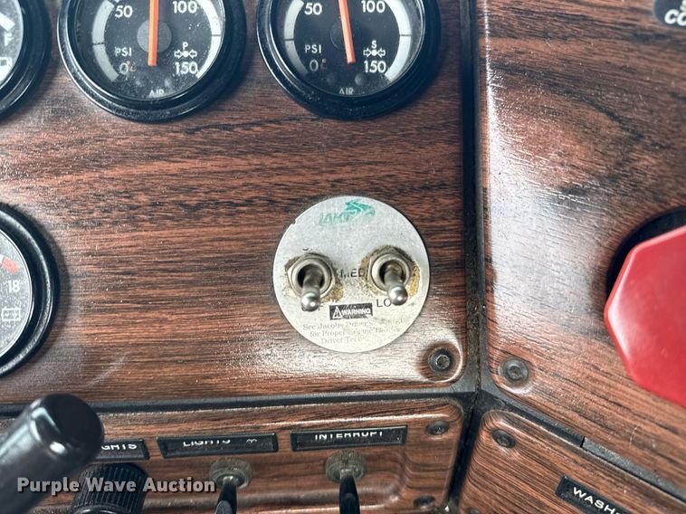 image for item EG5809 2000 Freightliner FLD Conventional  semi truck