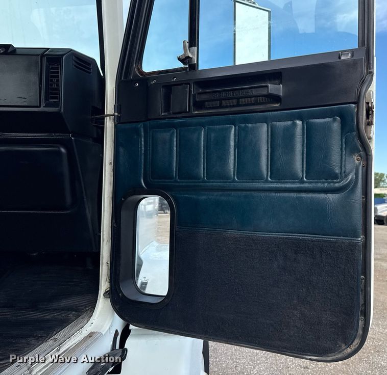 image for item EG5809 2000 Freightliner FLD Conventional  semi truck