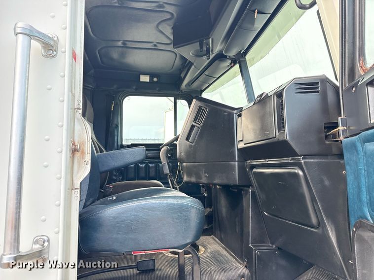 image for item EG5809 2000 Freightliner FLD Conventional  semi truck