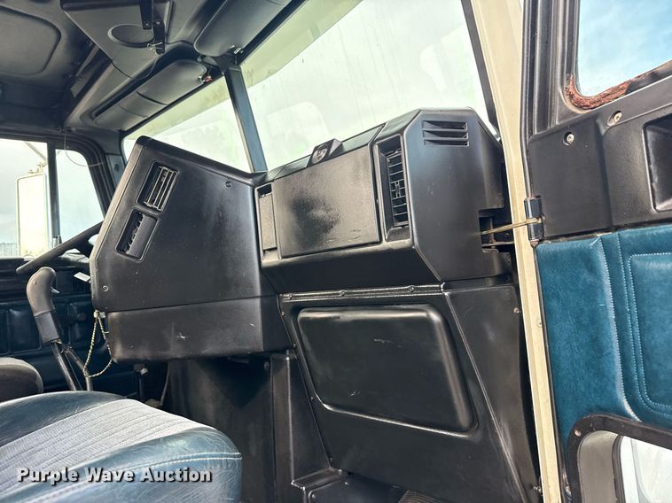 image for item EG5809 2000 Freightliner FLD Conventional  semi truck