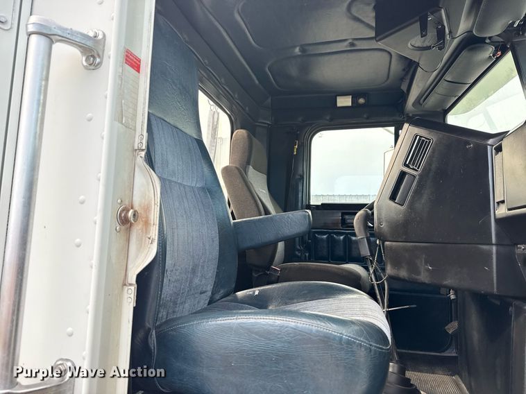 image for item EG5809 2000 Freightliner FLD Conventional  semi truck