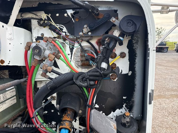 image for item EG5809 2000 Freightliner FLD Conventional  semi truck