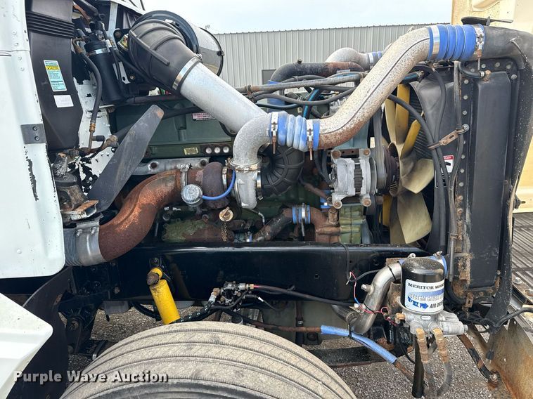 image for item EG5809 2000 Freightliner FLD Conventional  semi truck