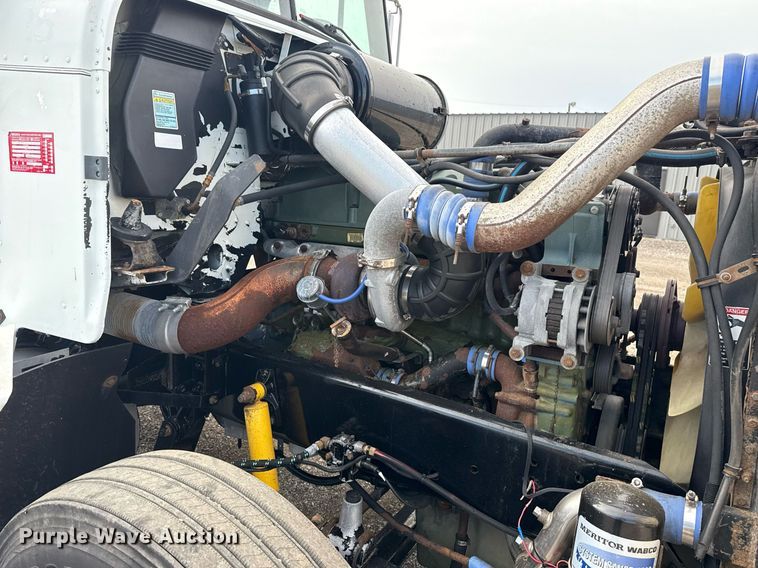 image for item EG5809 2000 Freightliner FLD Conventional  semi truck