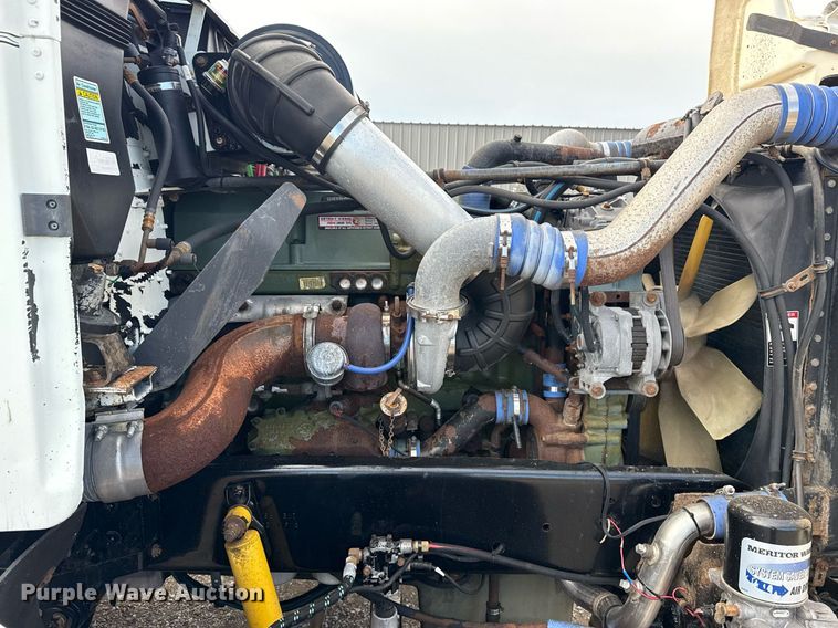 image for item EG5809 2000 Freightliner FLD Conventional  semi truck