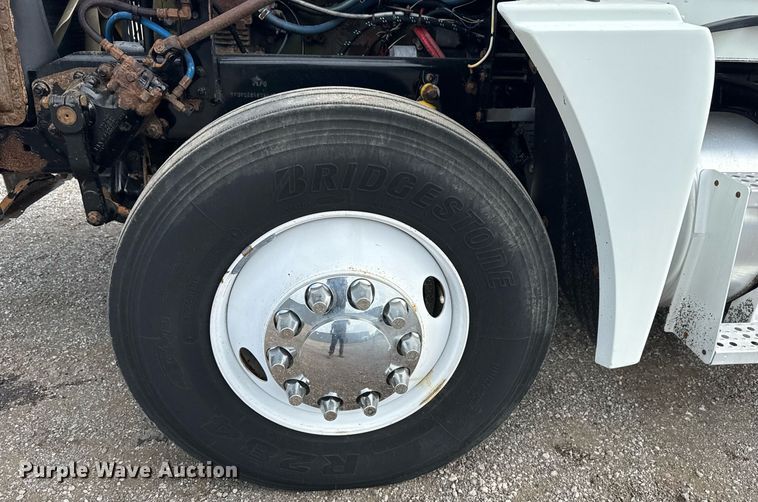 image for item EG5809 2000 Freightliner FLD Conventional  semi truck