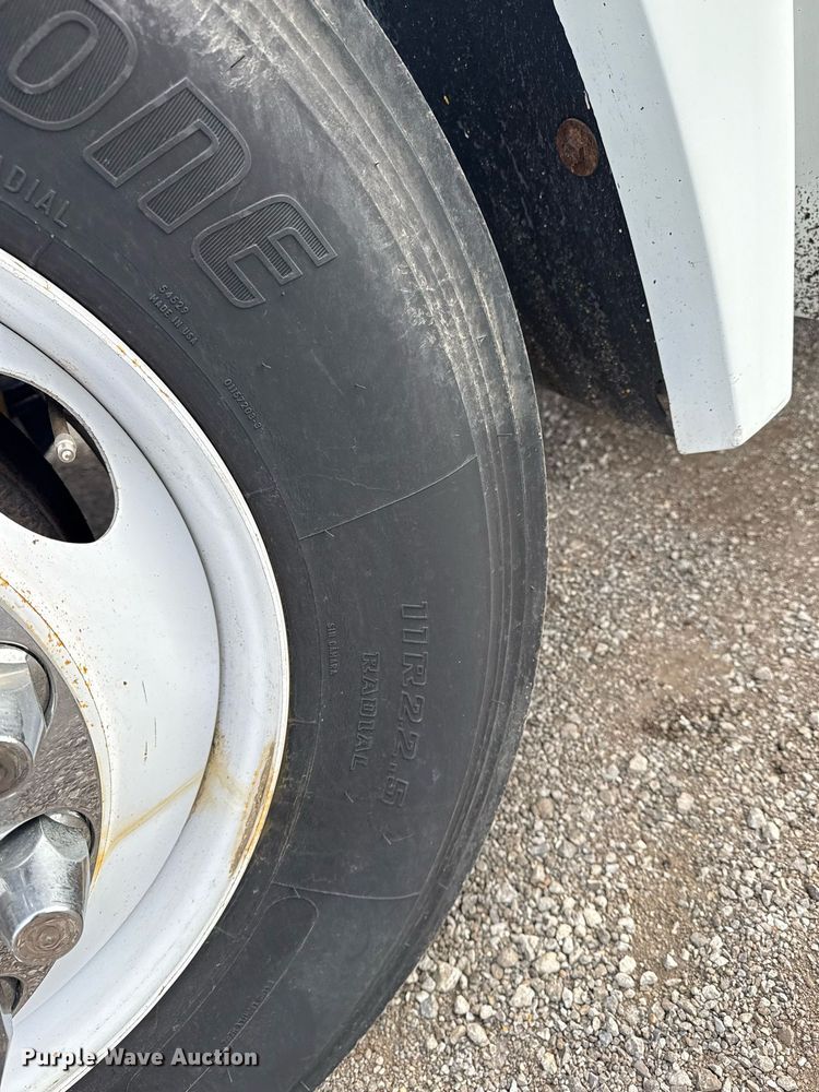 image for item EG5809 2000 Freightliner FLD Conventional  semi truck