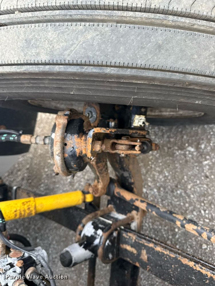 image for item EG5809 2000 Freightliner FLD Conventional  semi truck