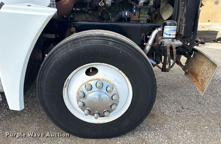 image for item EG5809 2000 Freightliner FLD Conventional  semi truck