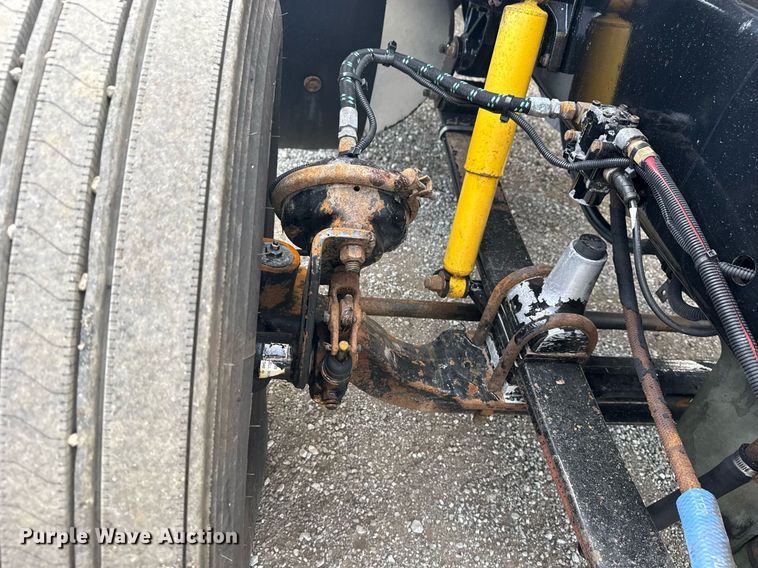 image for item EG5809 2000 Freightliner FLD Conventional  semi truck