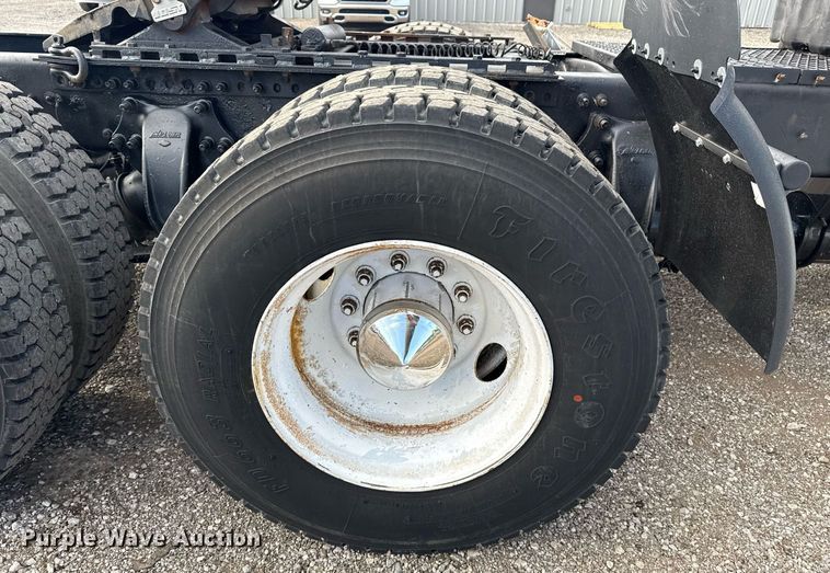 image for item EG5809 2000 Freightliner FLD Conventional  semi truck