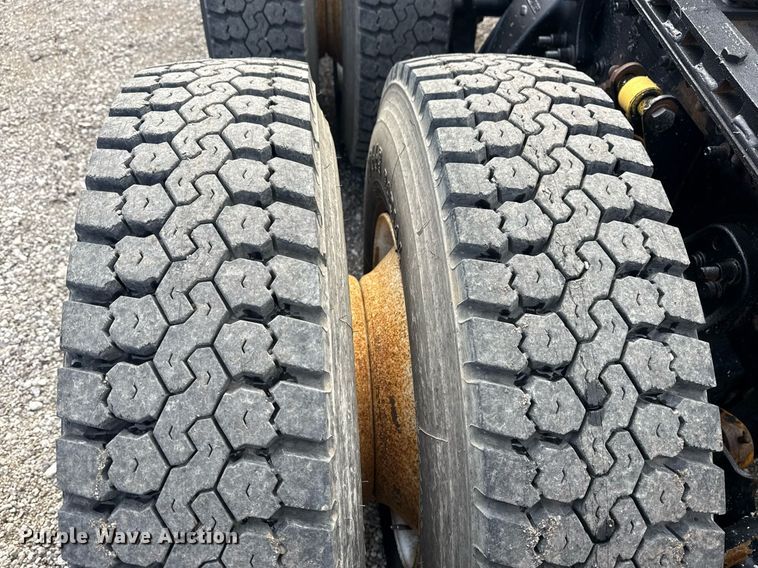 image for item EG5809 2000 Freightliner FLD Conventional  semi truck