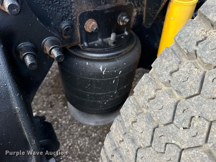 image for item EG5809 2000 Freightliner FLD Conventional  semi truck