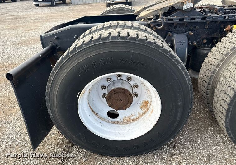 image for item EG5809 2000 Freightliner FLD Conventional  semi truck