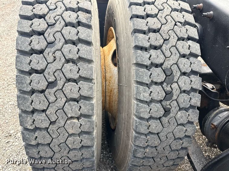 image for item EG5809 2000 Freightliner FLD Conventional  semi truck